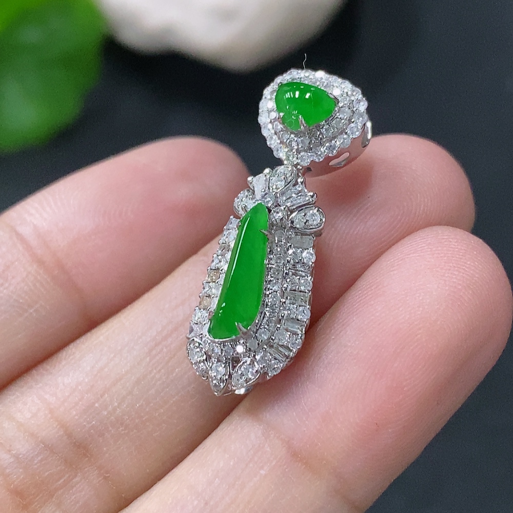 F33849407 Jadeite Pendant with 18k Gold and Diamond Accents, Total Weight Approximately 2.94g