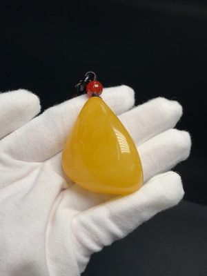 C34040054 Amber Beeswax Pendant with Non-Natural Accent Stones, Total Weight Approx. 25.52g Including Rope