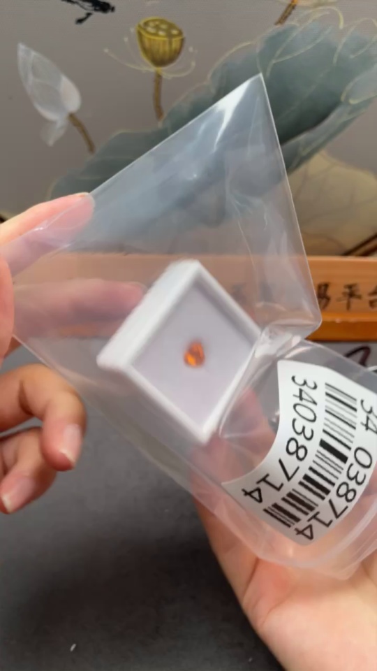 C34038714 Garnet loose stone, total weight approximately 1.885 carats