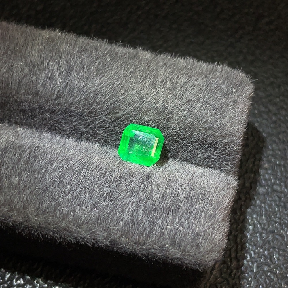 C29340691 Emerald Rough Stone Total Weight Approximately 1.31 Carats Clarity Enhanced