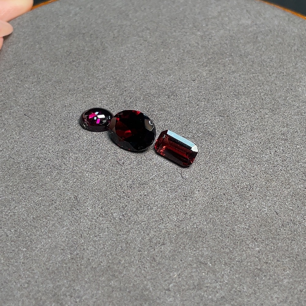 C32815384 Garnet loose stone Total weight approx. 7.52ct Sell as a Lot