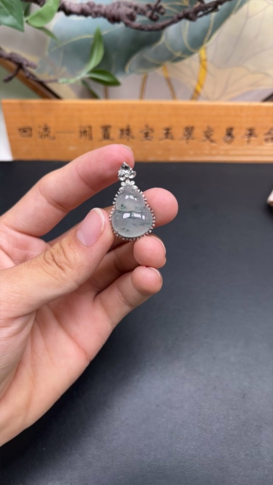 F34976090 Jadeite Gourd Inlaid Pendant with 18K Gold and Diamonds, Total Weight Approximately 4.57g