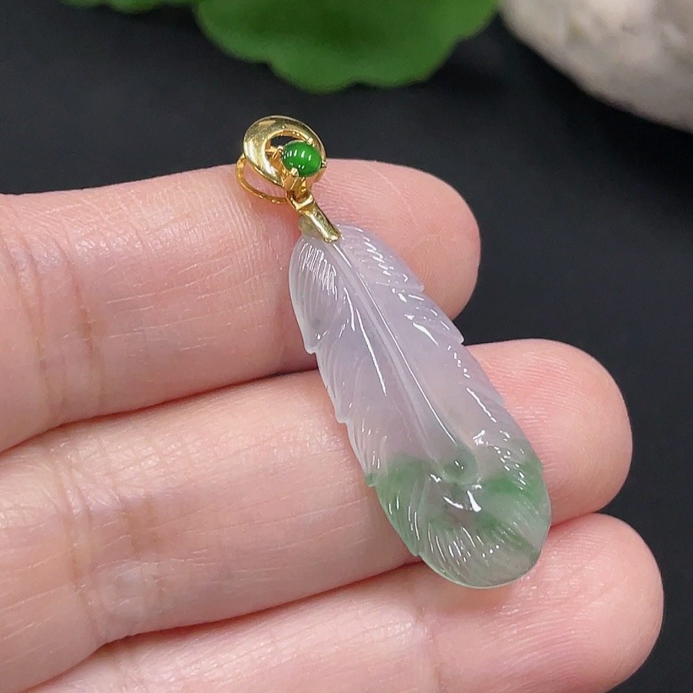 F27153368 Jadeite Feather Pendant with 18K Gold Clasp, Total Weight Approx. 2.2g