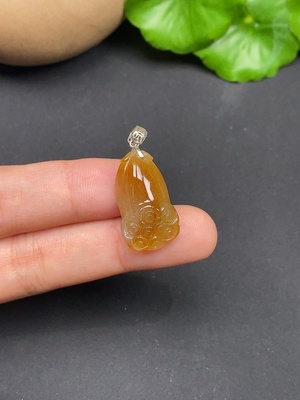 F45457940 翡翠镶嵌挂件 18k 颜色成因未定 总重约3.25g