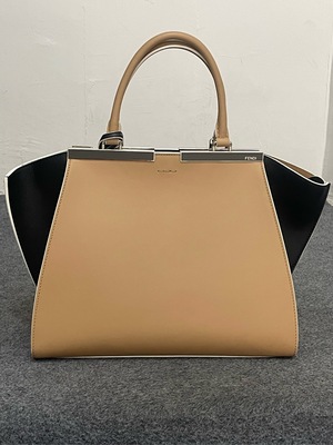 S43097110 芬迪FENDI 奶茶色拼黑色蝙蝠包  皮质比较耐磨 手提单肩斜挎包 没有开裂等磨损 尺寸：30*11*25.5厘米 95新
