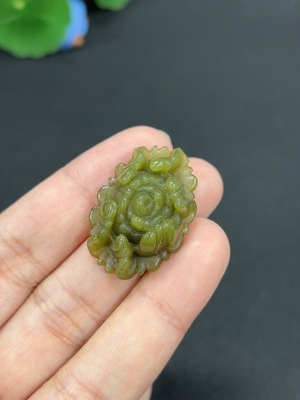 H46486530 和田玉挂件 花开富贵 货品总重约8.7g
