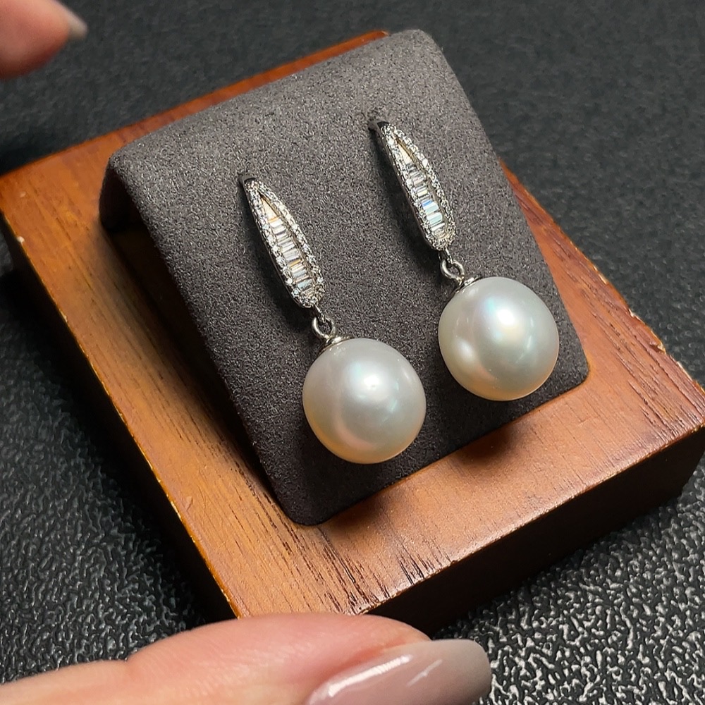 C27156049 Seawater Pearl Earrings Set in Non-Gold Metal, Approx. 11.2mm, Total Weight About 5.82g