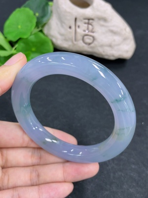 F45344754 翡翠圆条手镯  货品总重约77g  圈口57