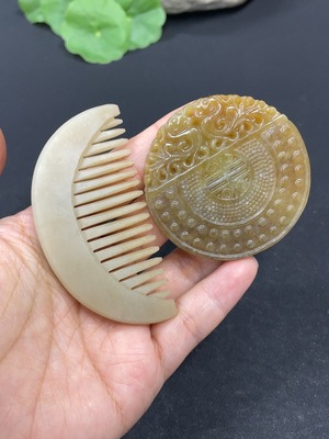 H42953622 和田玉挂件 货品总重约50.1g