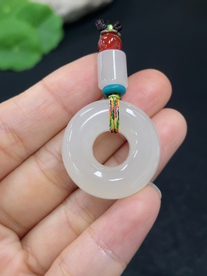 H46558918 和田玉挂件   甜甜圈    货品总重约（含绳）12g   配珠非和田玉