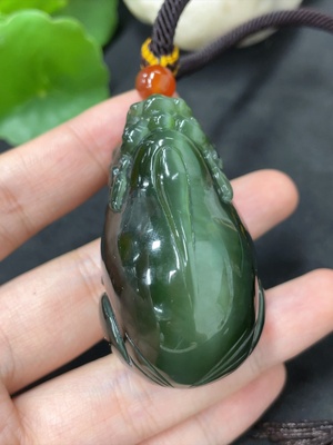 H42956774 和田玉碧玉手把件     瑞兽     货品总重约（含绳）80.2g    配珠非和田玉