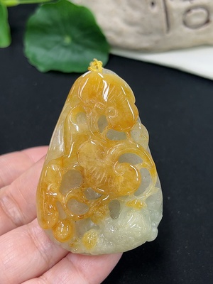 F46547833 翡翠金蟾挂件 颜色成因未定 货品总重约39.65g