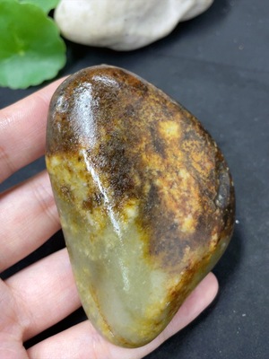 H40749580 和田玉 皮色成因未定 含其他矿物成分 货品总重约126.3g