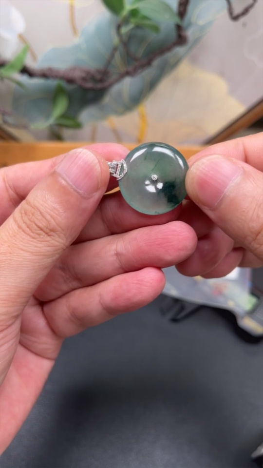 F33876742 Jadeite Safety Buckle with 18K Gold Clasp, Total Weight Approx. 6g, Diamond Accents