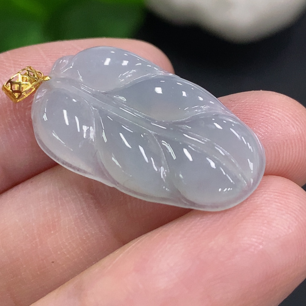 F35106529 Jadeite Leaf Pendant with 18K Gold Clasp, Total Weight Approximately 2.6g