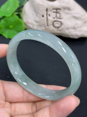 F46516028 翡翠贵妃手镯  货品总重约39.7g  圈口58.5/50.4