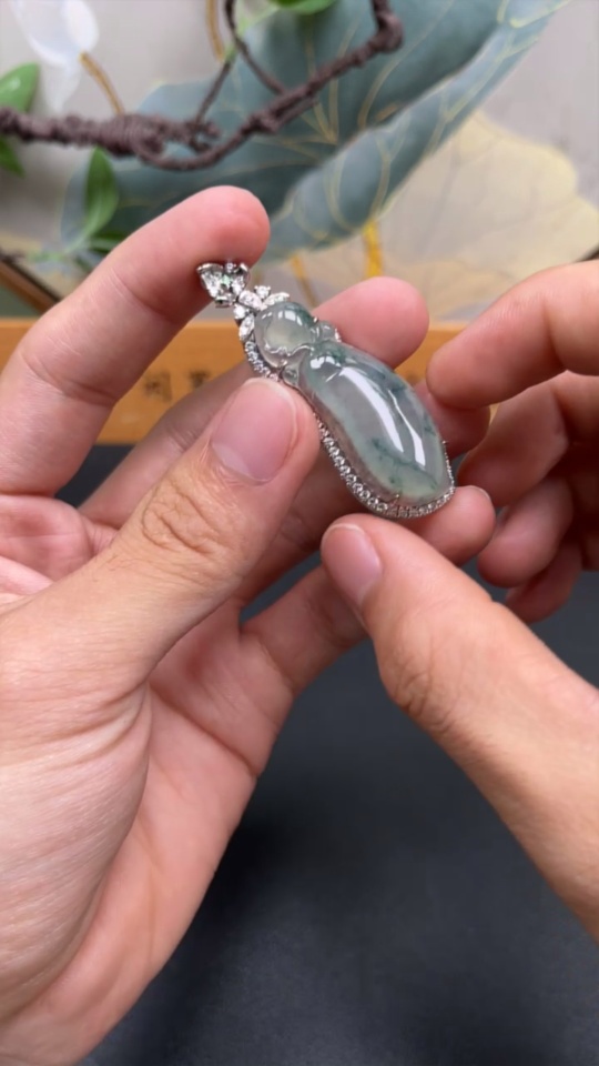 F31670306 Jadeite Auspicious Gourd Pendant with 18k Gold Setting, Non-Diamond, Total Weight Approx. 9.2g