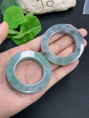 F46515997 翡翠挂件 一手走