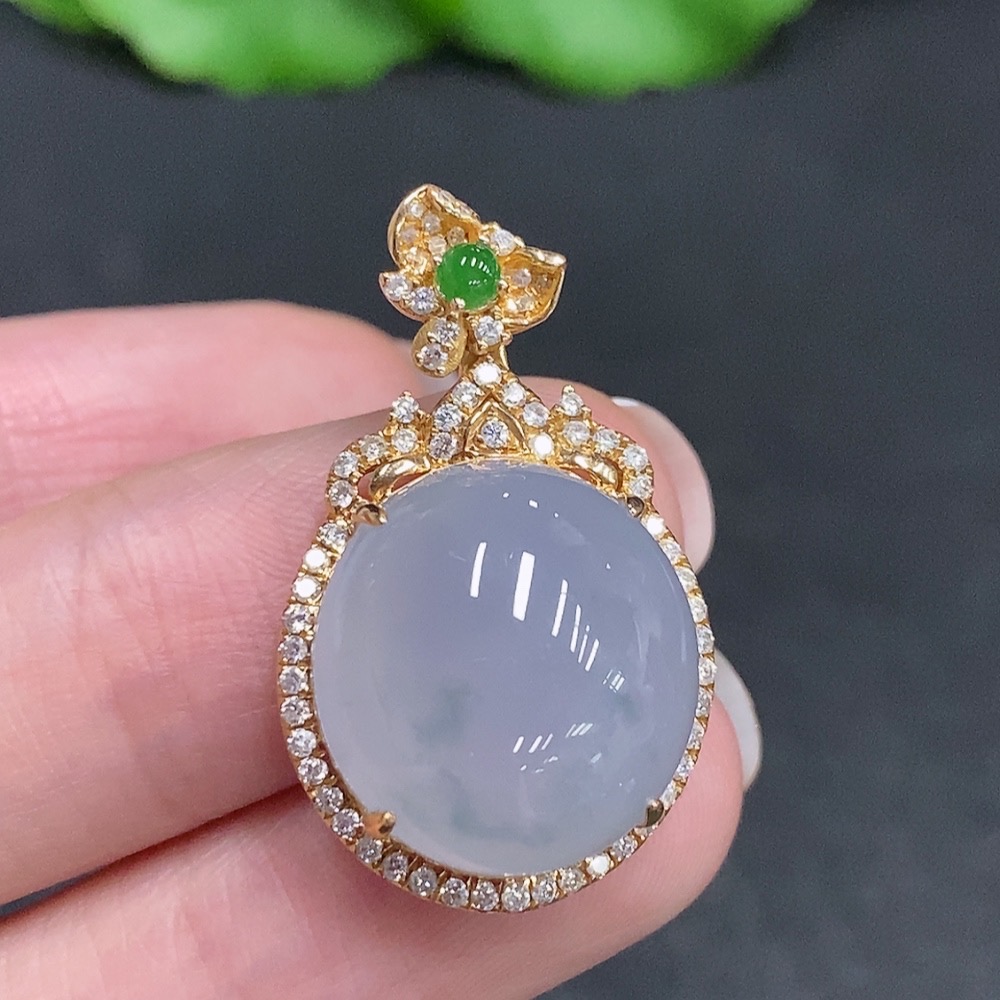F34003632 Jadeite Cabochon Pendant with 18K Gold and Diamond Accents, Total Weight Approximately 7g