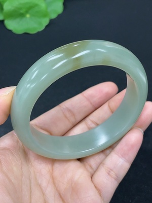 H46559197 和田玉正圈手镯    圈口56.6    货品总重约61g   皮色成因未定