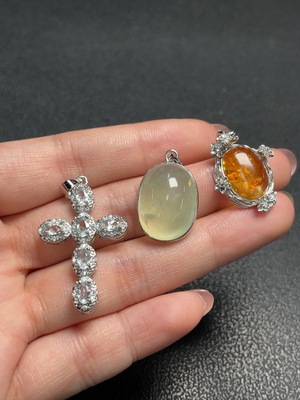 C28181067 Colored Gemstone Inlaid Pendant  Amber & Beeswax, Prehnite, Aquamarine  Non-Gold Inlaid  Total Weight Approx. 10.92g