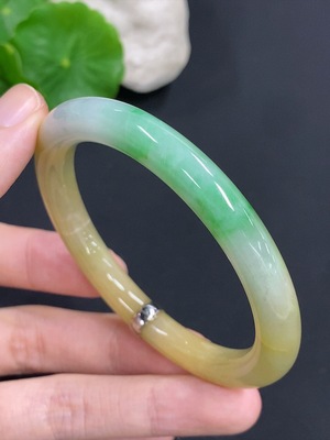 F46554996 翡翠圆条手镯 18k金扣 货品总重量约35.2克 圈口54.5 颜色成因未定 配镶钻石