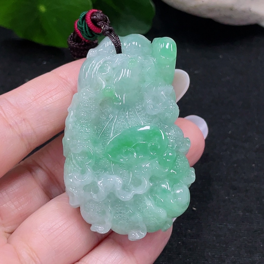 F33900300 Jadeite cabbage pendant Total weight about 48.7g (including rope weight)