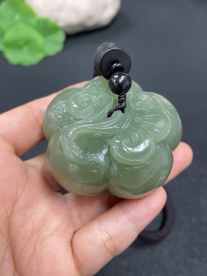 H42953682 和田玉手把件   福瓜     货品总重约（含绳）144g