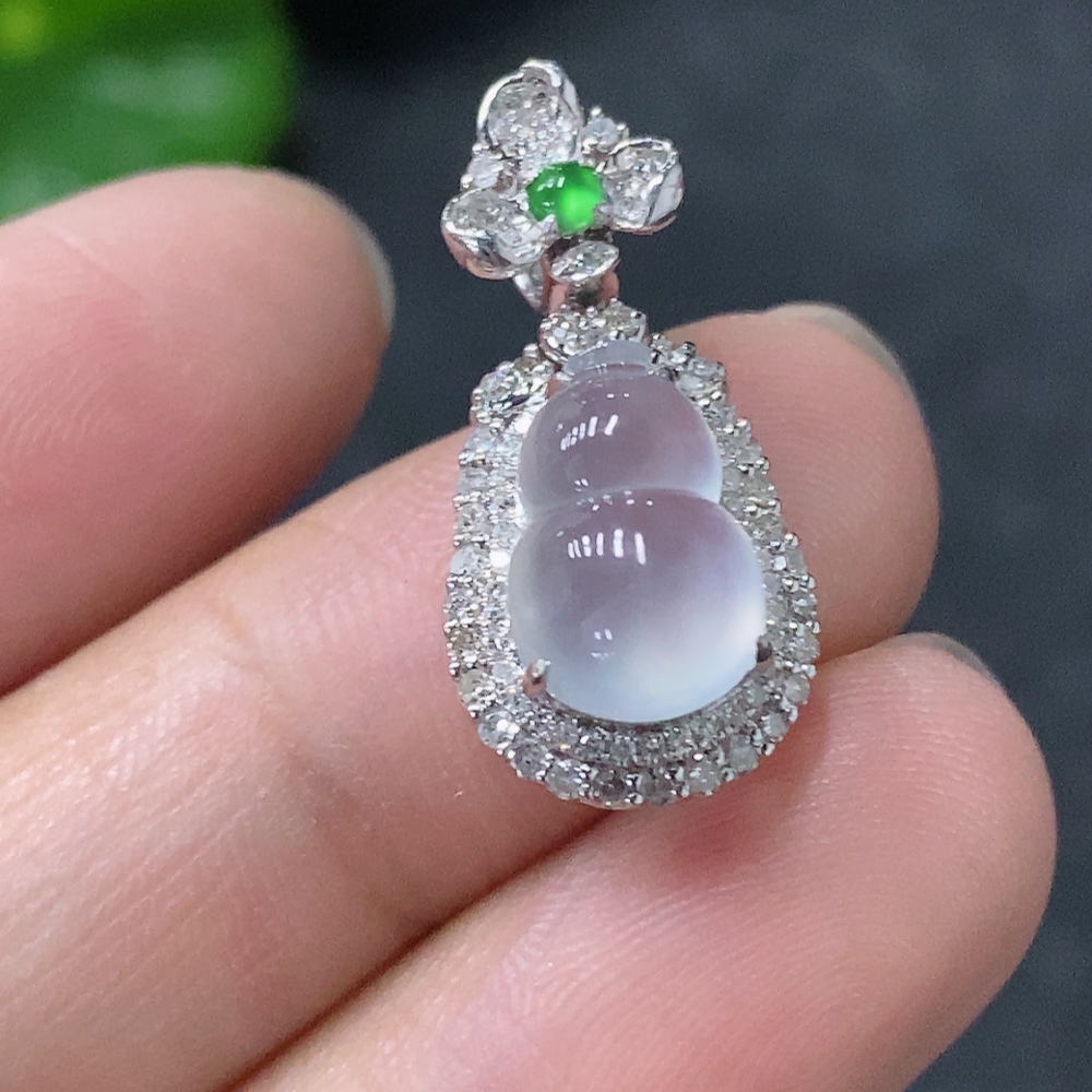 F33943125 Jadeite inlaid calabash pendant with 18k gold and diamonds, total weight approximately 2.53g