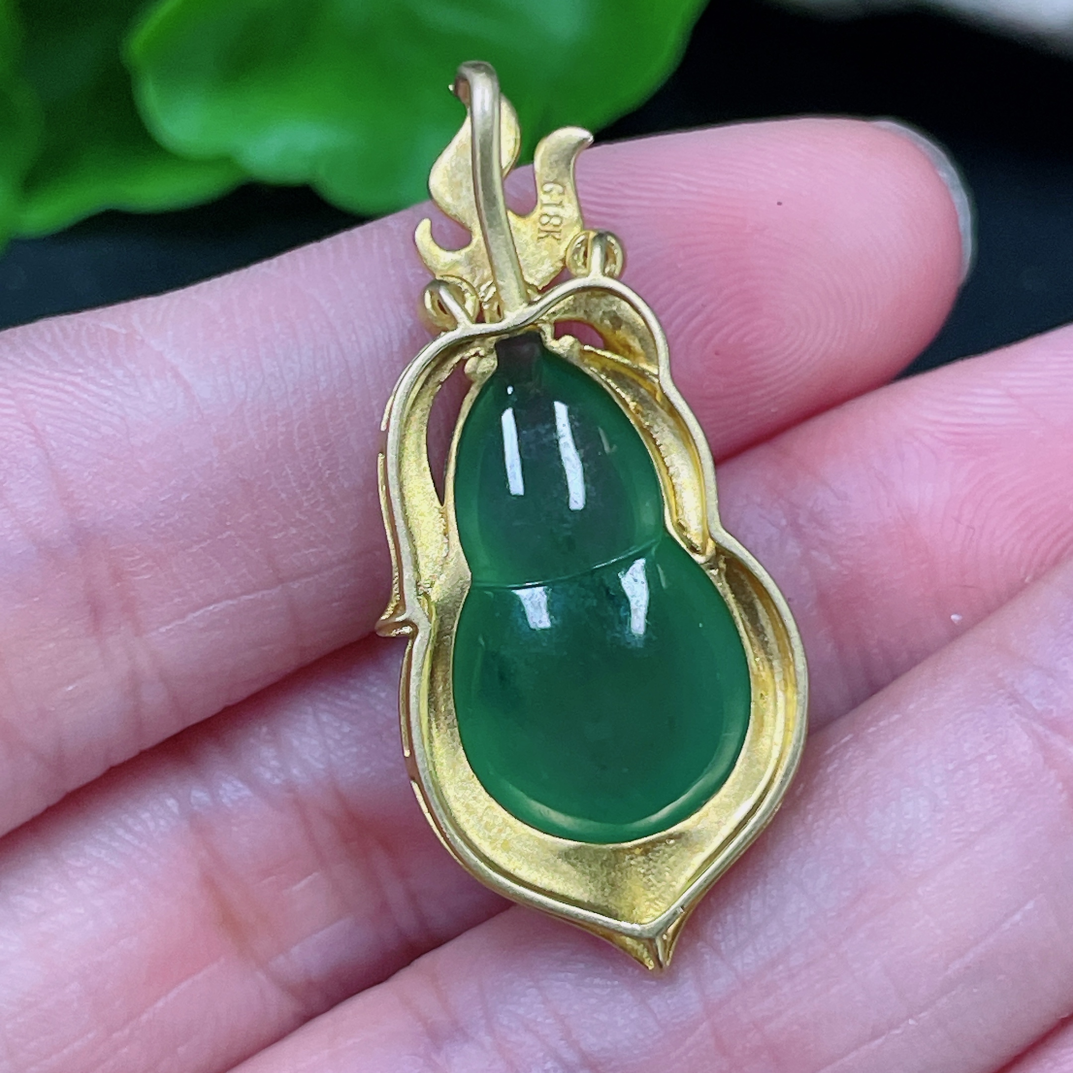 F33944097 Jadeite Gourd Pendant Set in 18K Gold, Total Weight Approx. 4.7g (with Diamond Accents)