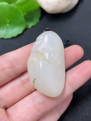 H46576317 和田玉挂件   仿古件 皮色成因未定   货品总重约（含绳）24g