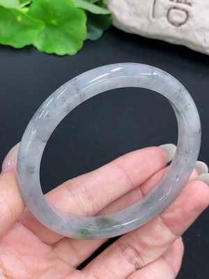 F42970770 翡翠正圈手镯 货品总重约37.32g  圈口59.6