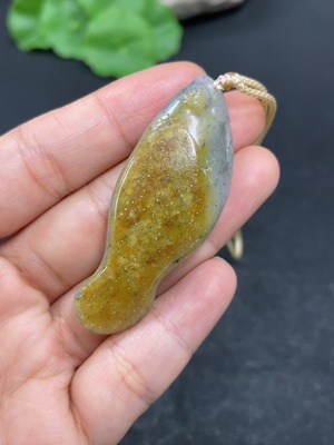 H42953527 和田玉挂件    鱼     货品总重约（含绳）16g    皮色成因未定