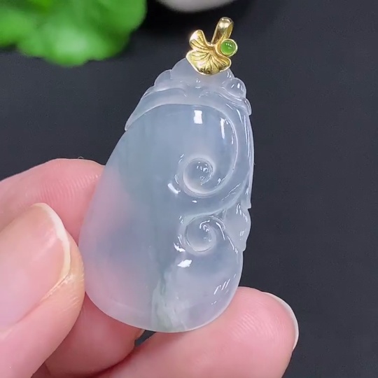 F30555199 Jadeite Ruyi Pendant with 18K Gold Bail, Total Weight Approximately 3.8g