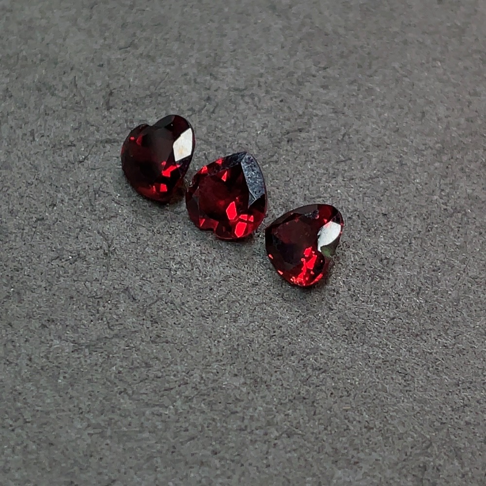 C32784984 Garnet Rough Stone Total Weight Approx. 6.315 Carats Sold as One Lot
