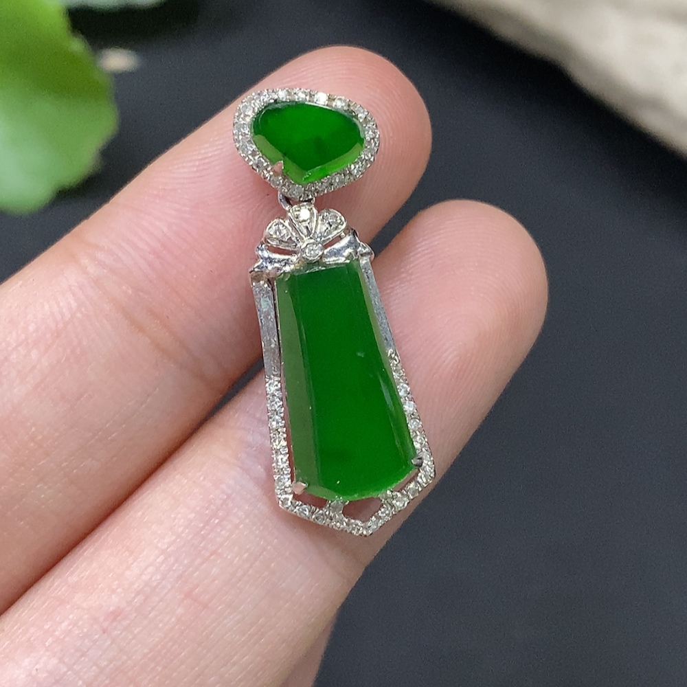 F27121691 Jadeite Plain Pendant Pendant with 18k Gold Mount, Total Weight Approx. 2.26g