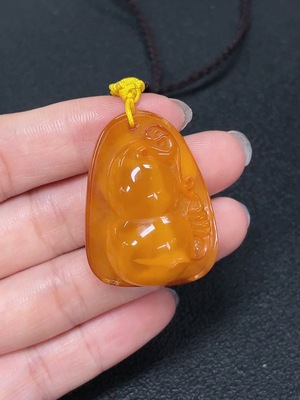C43202384 琥珀蜜蜡挂件  货品含绳重约14.08克  配翡翠  配石考虑非天然