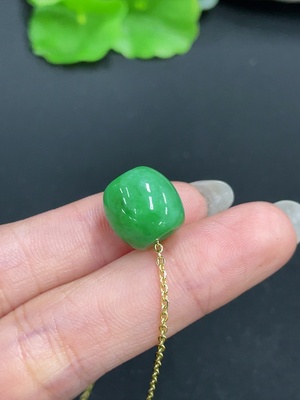 F41950129 翡翠挂件 非金 含链货品总重约5.5g