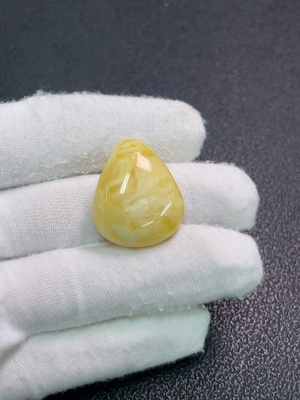 C33891441 Amber Beeswax Pendant, Total Weight Approx. 3.65g