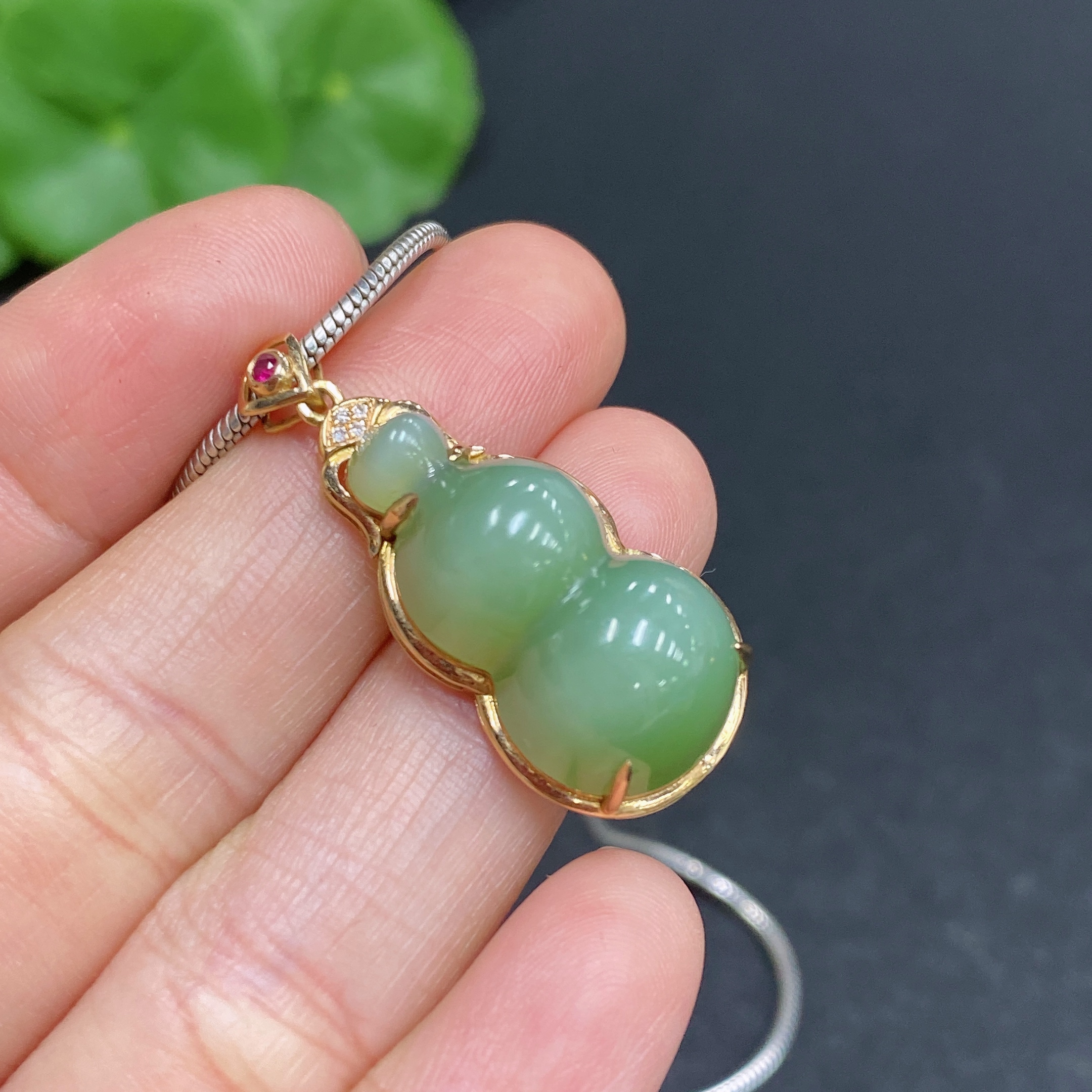 H32812809 Hetian Jade Inlaid Gourd with 18K Gold and Non-Gold Chain (Total Weight Approx. 11.3g, Chain Non-Removable)