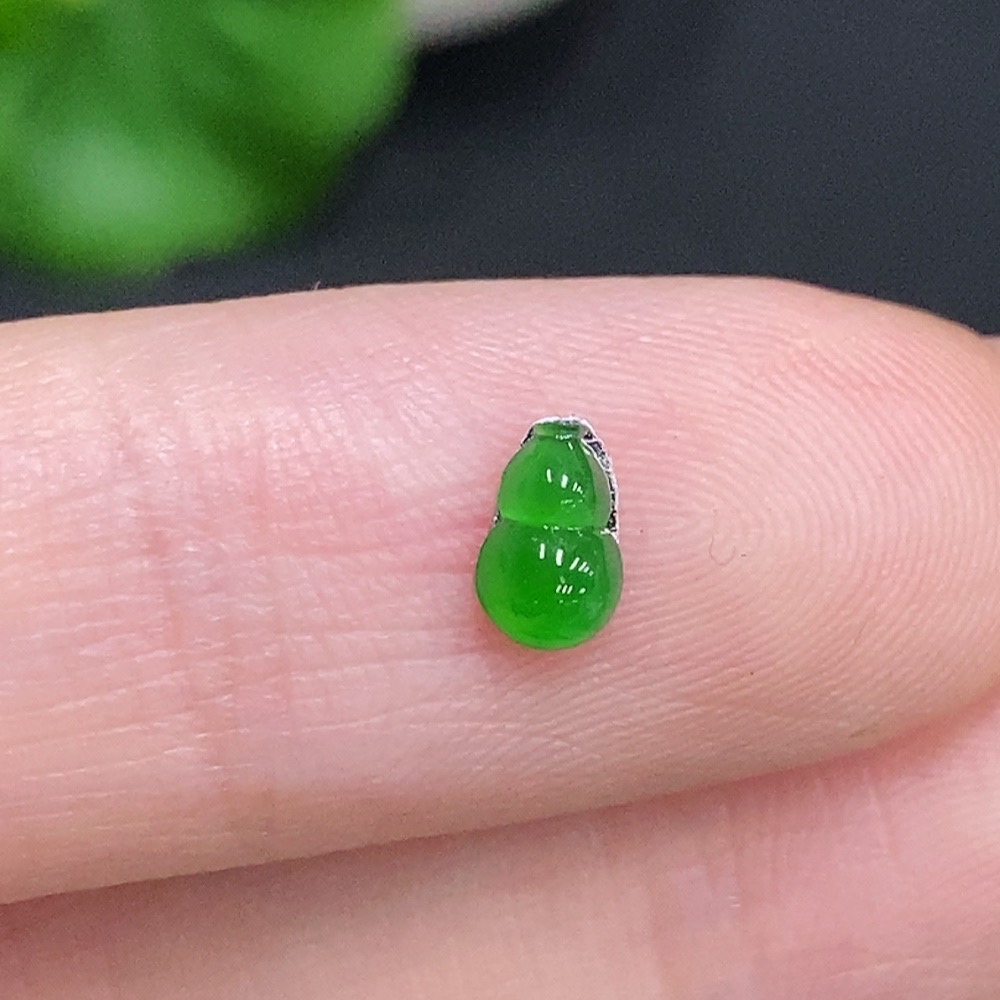 F34060135 Jadeite Gourd Inlaid Piece, Total Weight Approximately 0.8g, Yellow Color Origin Undetermined