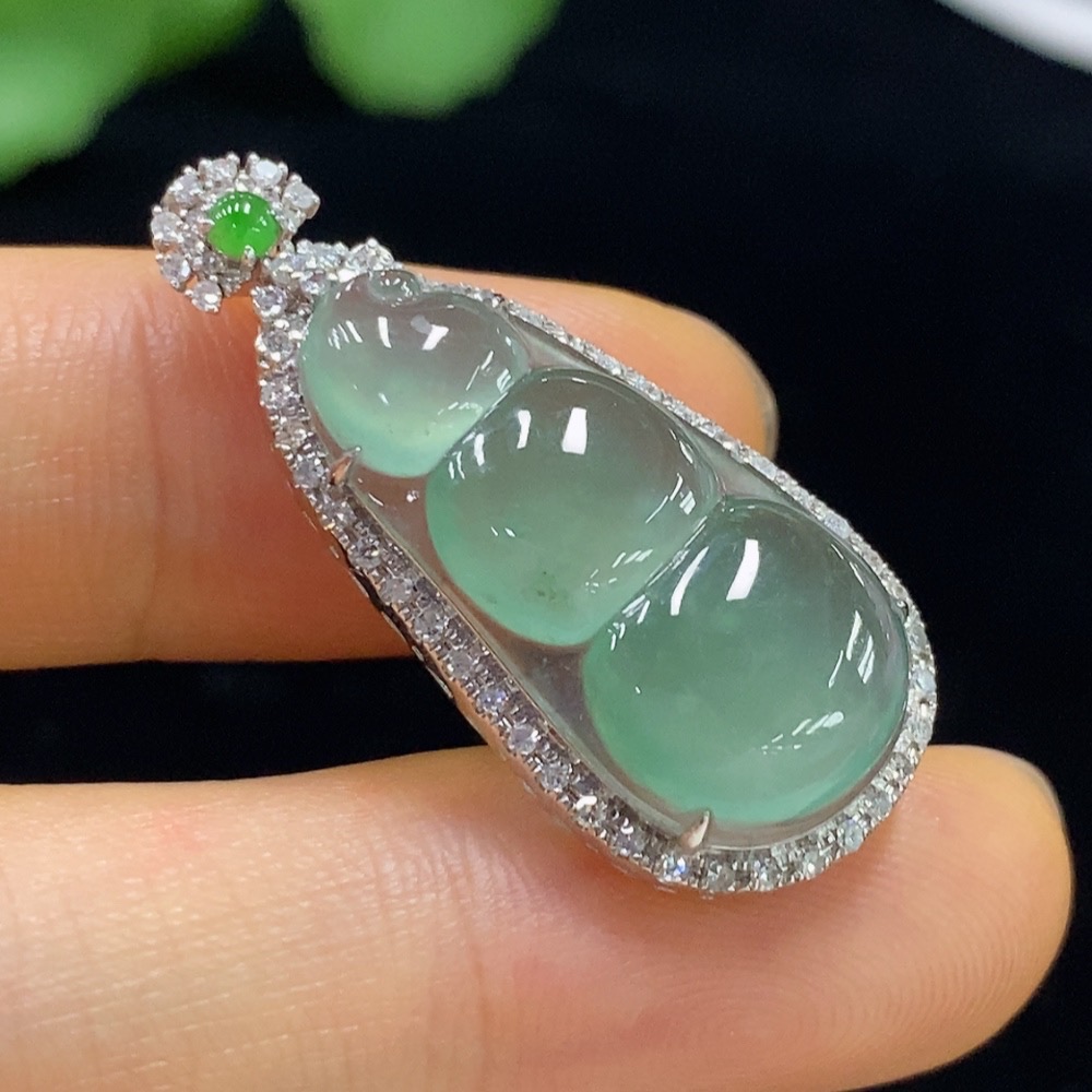 F35114194 Jadeite Lucky Bean Pendant Set in 18k Gold with Diamond Accents, Total Weight Approximately 3.55g