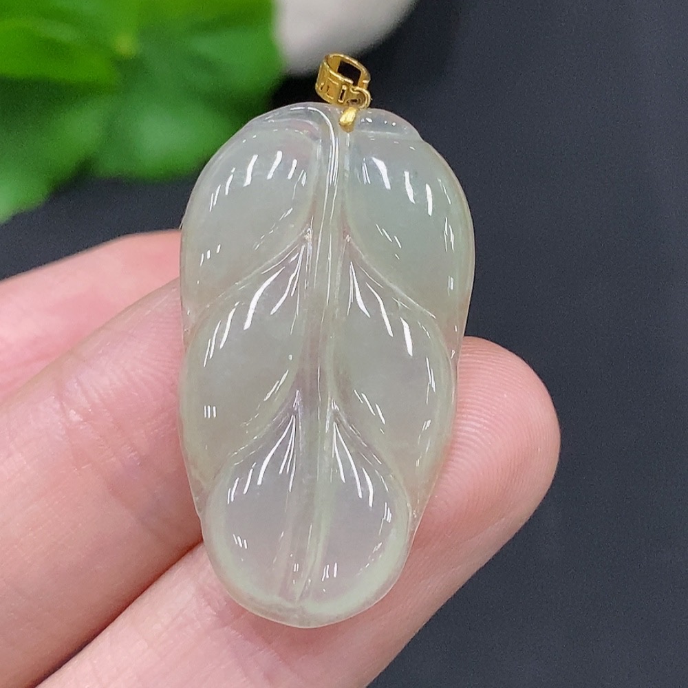 F29337783 Jadeite Leaf Ppendant with 18k Gold Clasp, Total Weight Approx. 3.6g