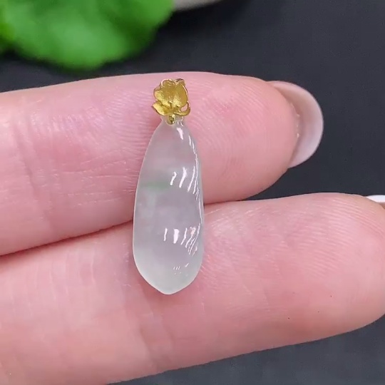 F34003928 Jadeite Lucky Bean Pendant with 18k Gold Clasp, Total Weight Approximately 0.4g
