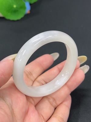 H42979819 和田玉正圈手镯 圈口50.5 货品总重约39.5g 含其他矿物成分