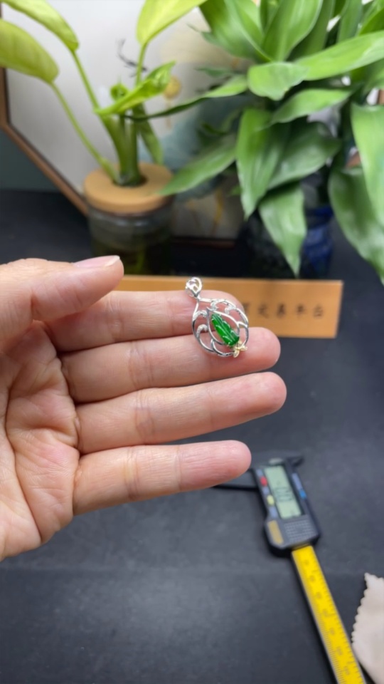 F35135460 Jadeite leaf pendant with 18k gold and diamond accents, total weight approximately 1.37g