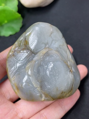 H45465183 和田玉手把件   呱呱来财   货品总重约138.7g     皮色成因未定    含其他矿物成份