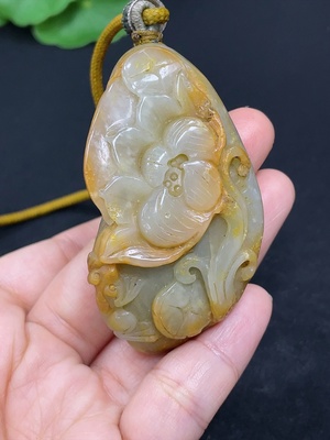 H46559386 和田玉挂件    莲花   货品总重约（含绳）52.1g   皮色成因未定