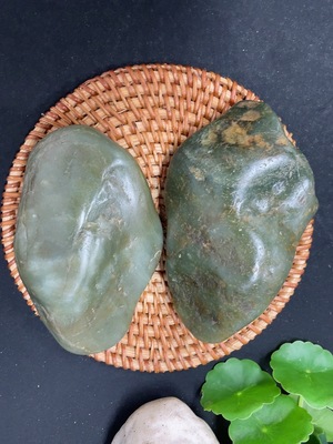 H45437271 和田玉 皮色成因未定 含其他矿物成分  货品总重约860g