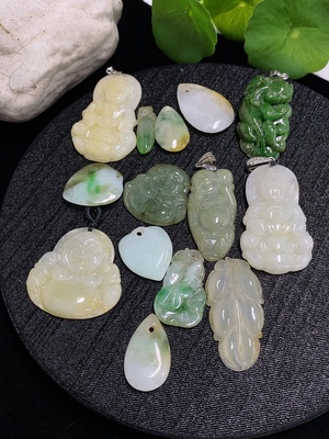 F46565445 翡翠挂件 一手走 非金 货品总重约68.77克 颜色成因未定 含其他矿物成分